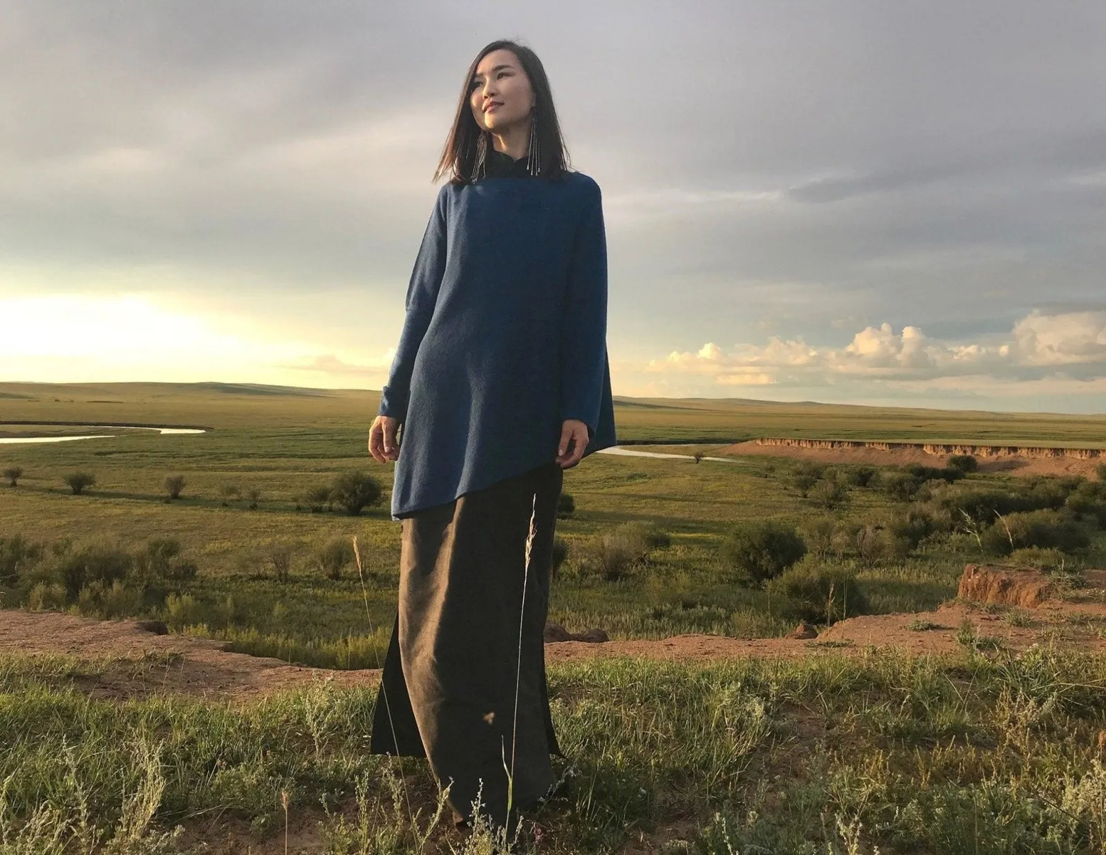 One sleeve Cashmere poncho in Mid blue